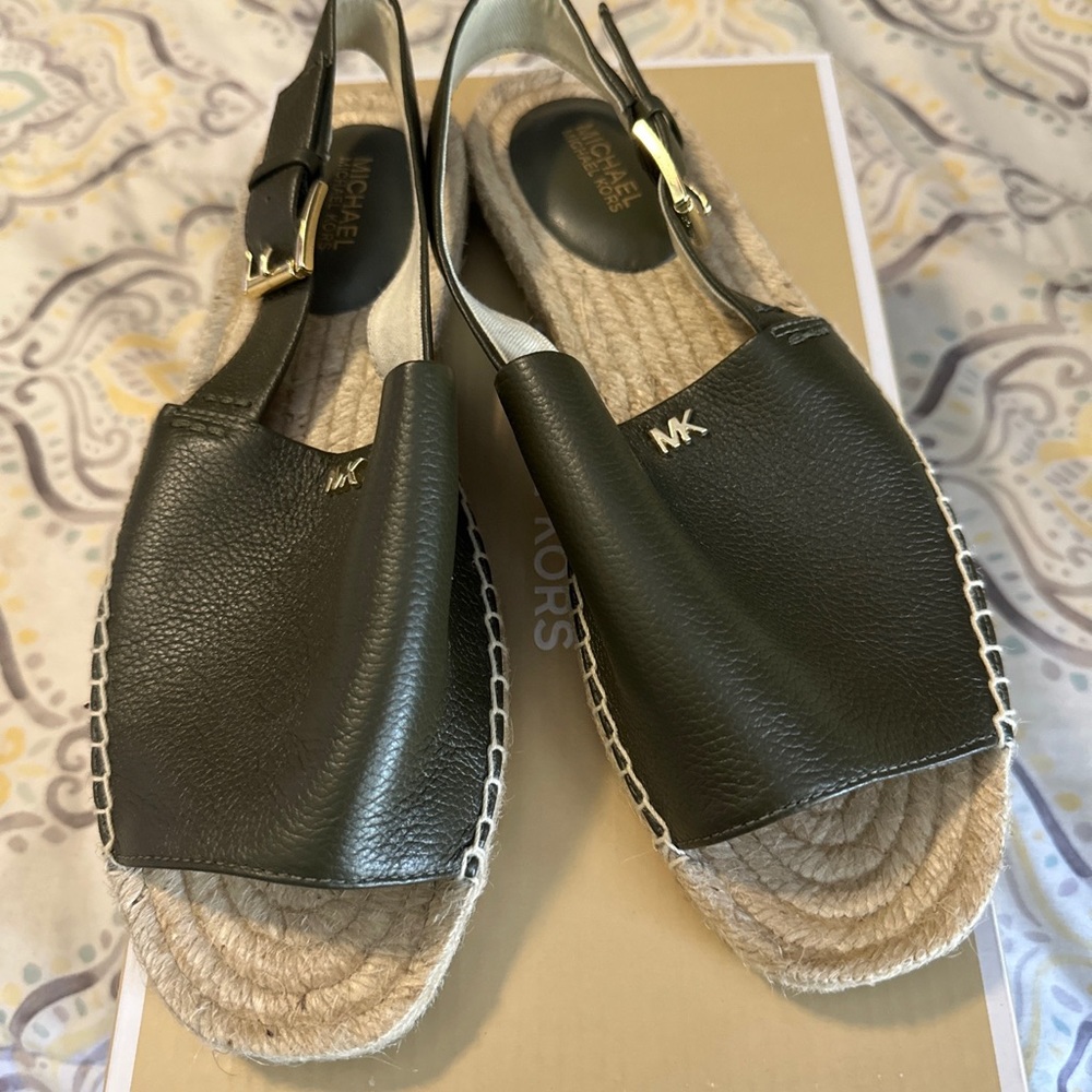 7.5 Michael Kors Olive espadrilles